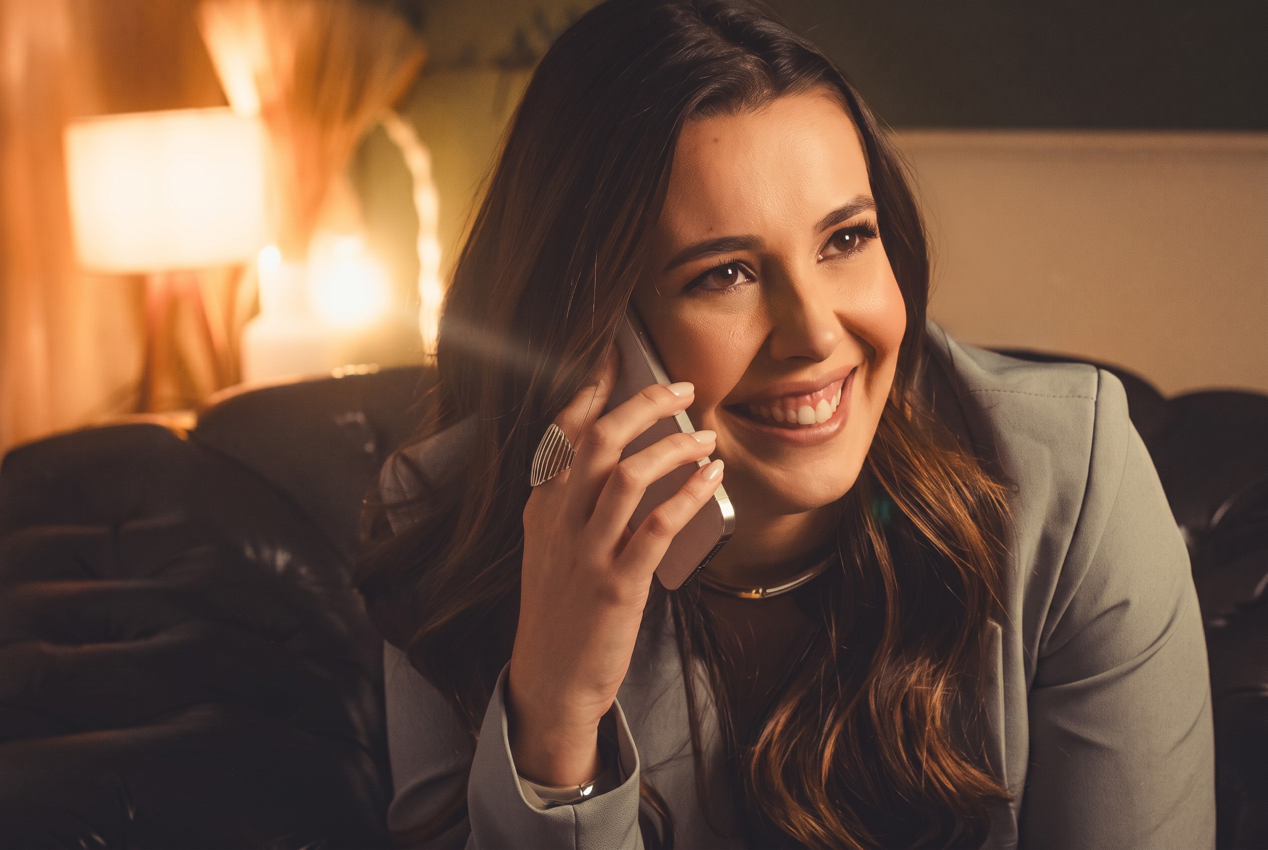 Raquel Perroni ao telefone