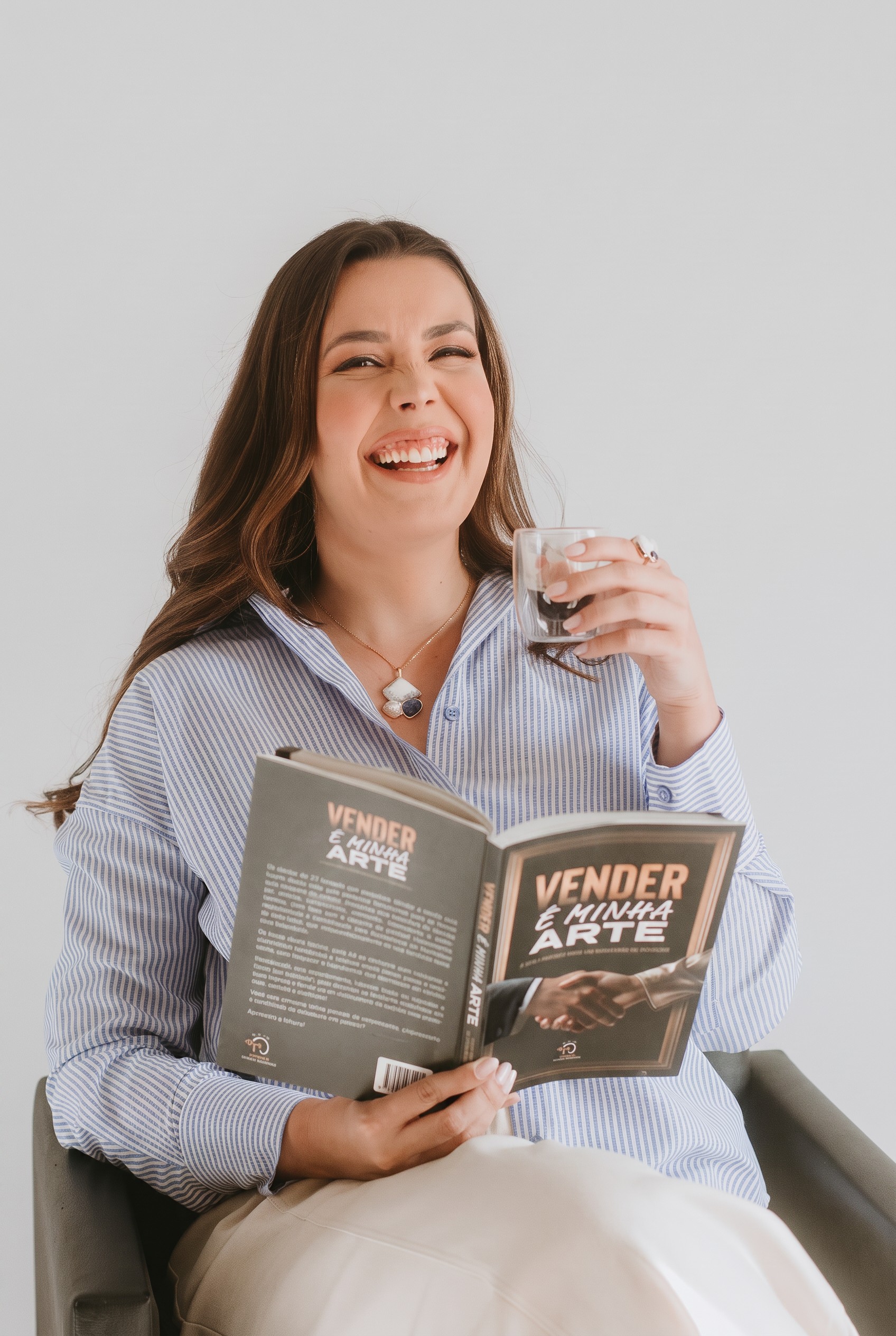Raquel Perroni com o livro Vender é minha Arte